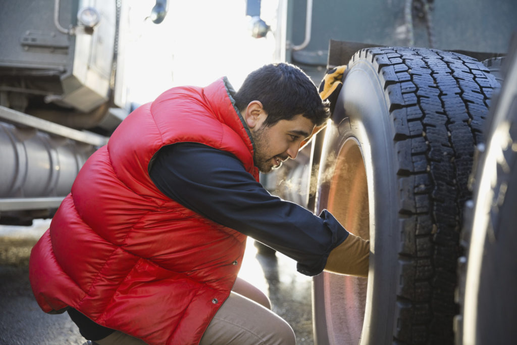 Conheça as vantagens de calibrar o pneu do caminhão com nitrogênio