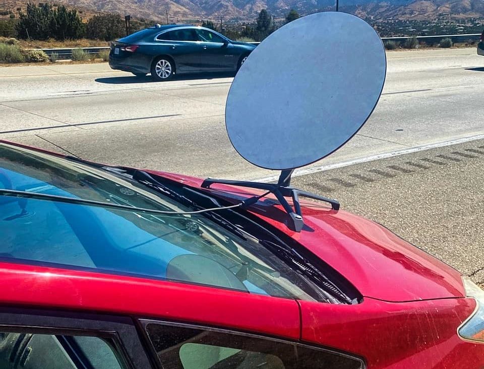 Motorista de Toyota Prius é multado por rodar com antena de internet no capô do carro