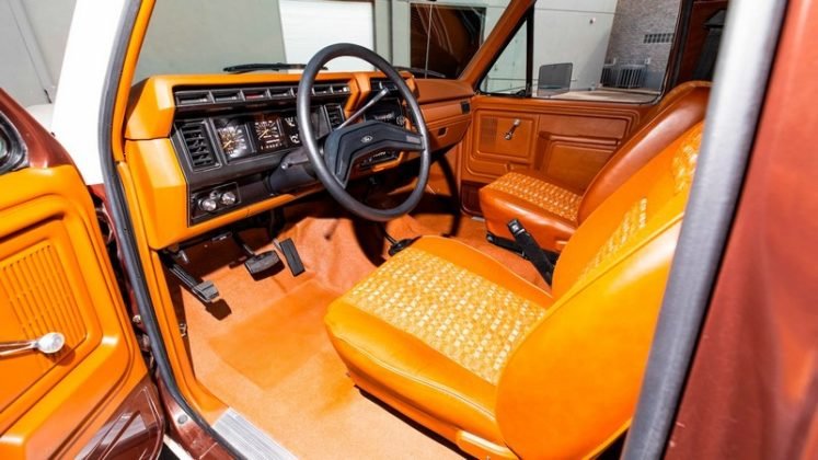 ford-bronco-1982-3-747x420.jpg