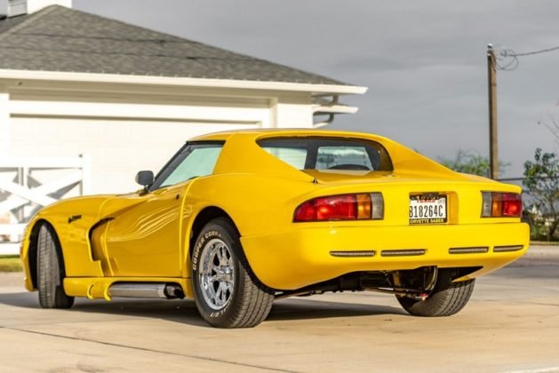 Chevrolet Corvette transformado em Dodge Viper