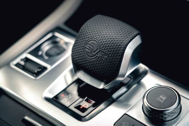 jaguar-f-pace-svr-22my-interior-detalhe-cambio-630x420.jpg