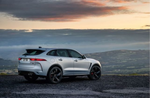 jaguar-f-pace-svr-22my-ionian-silver-com-black-pack-3-642x420.jpg