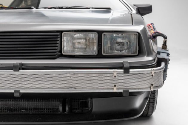 back-to-the-future-dmc-delorean-headlights-630x420.jpg