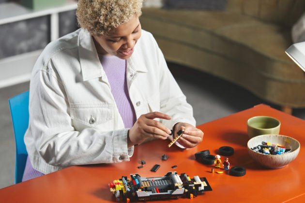 lego-back-to-the-future-time-machine-lifestyle-image-4-630x420.jpg
