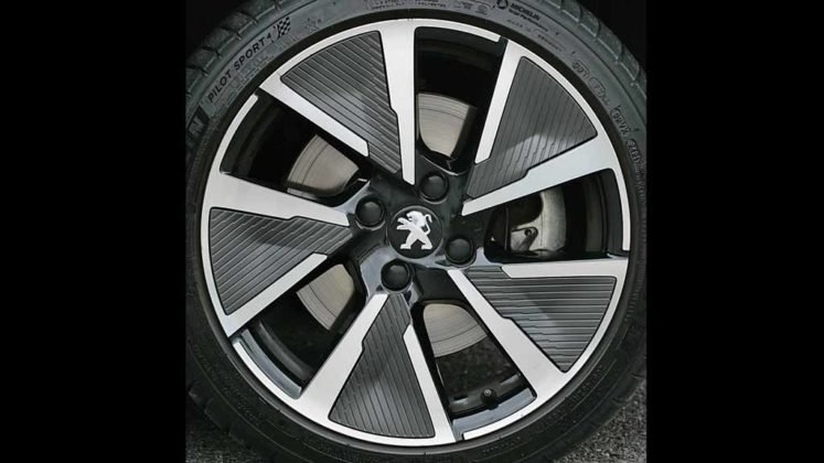 06-peugeot-e-208-gt-747x420.jpg