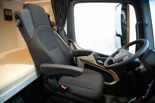 internas-mercedes-benz-actros-ls-2653-6x4-5-630x420.jpg