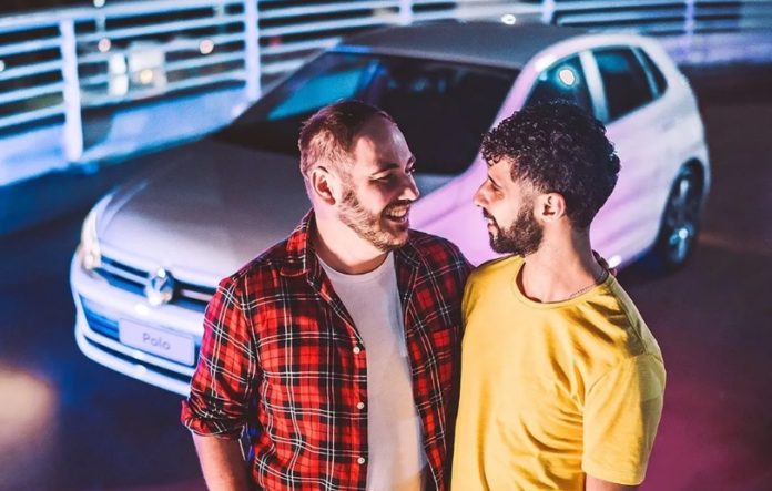 Campanha do Volkswagen Polo com casal gay recebe ataques