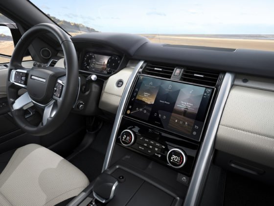13-land-rover-discovery-2023-interior-volante-e-painel-560x420.jpg