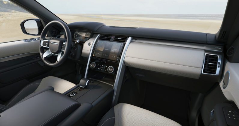 14-land-rover-discovery-2023-interior-volante-e-painel-796x420.jpg