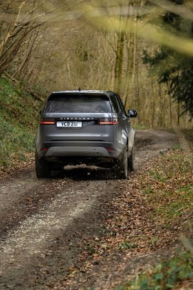 21-land-rover-discovery-2023exterior-off-road-visao-traseira-280x420.jpg