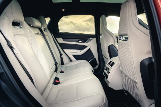 16-jaguar-f-pace-svr-interior-detalhe-bancos-traseiros-630x420.jpg