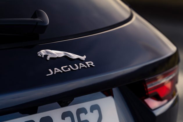 18-jaguar-f-pace-phev-portofino-blue-externo-detalhe-logo-630x420.jpg