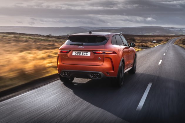 2-jaguar-f-pace-svr-visao-traseira-estrada-630x420.jpg