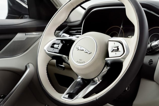 28-jaguar-f-pace-phev-portofino-blue-interno-volante-630x420.jpg