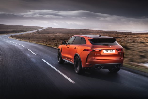 4-jaguar-f-pace-svr-visao-traseira-estrada-630x420.jpg