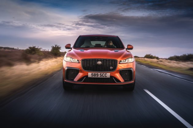 6-jaguar-f-pace-svr-visao-totalmente-frontal-estrada-630x420.jpg