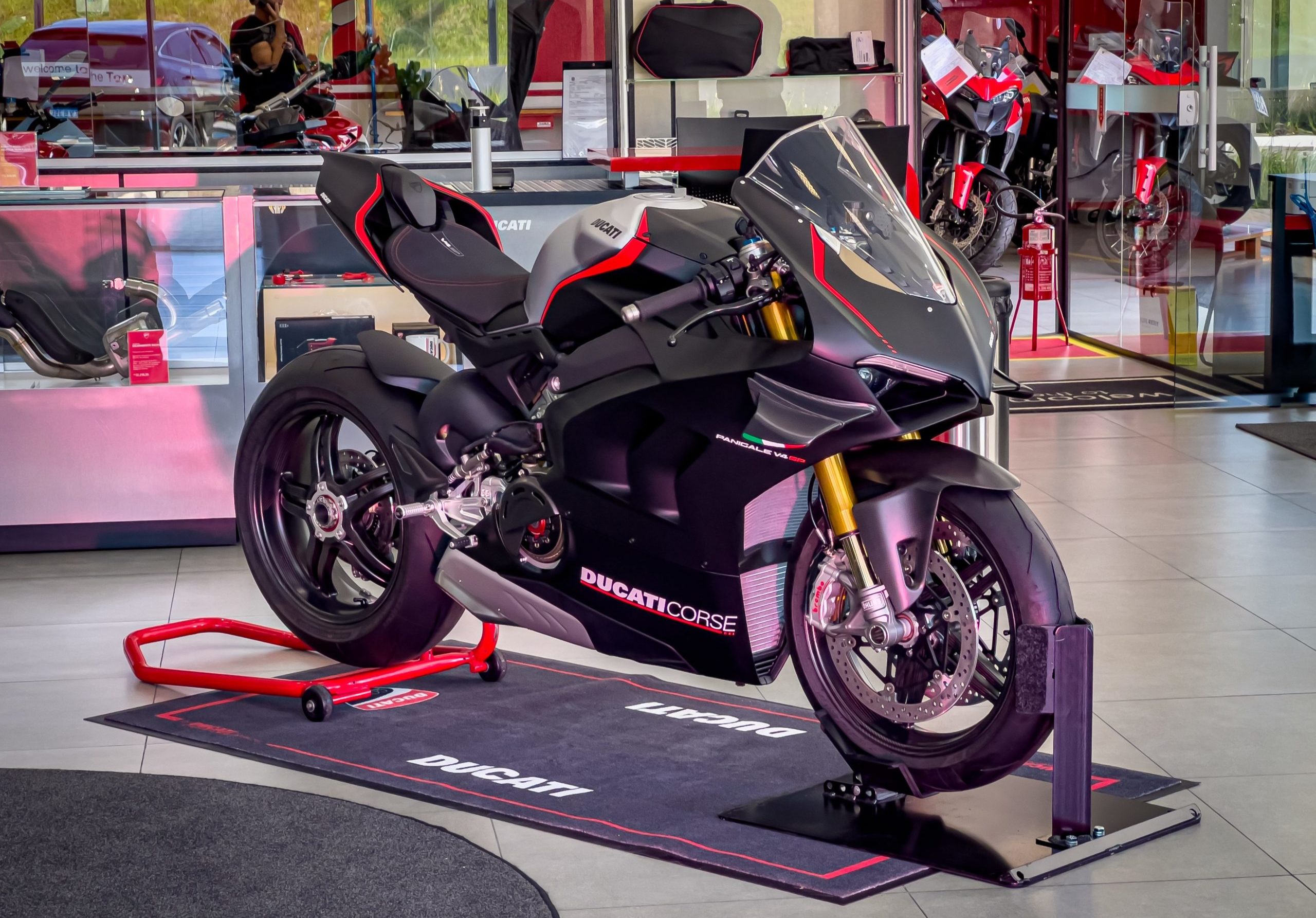 Ducati apresenta a linha 2023 da superesportiva Panigale V4 R