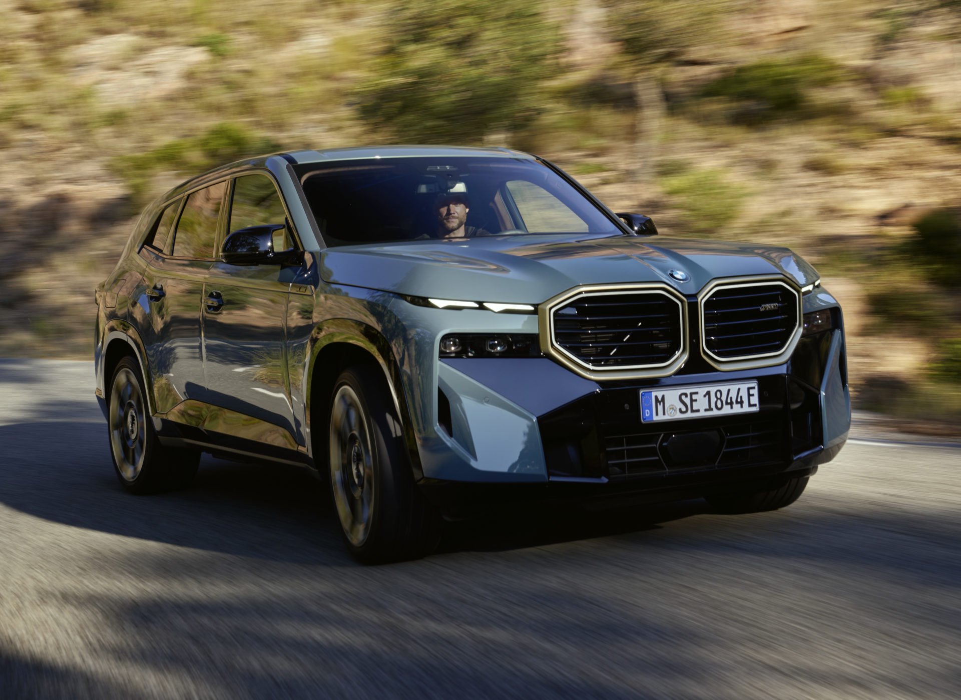 BMW revela o híbrido XM com motor V8; são 748 cv e 1.000 Nm de torque