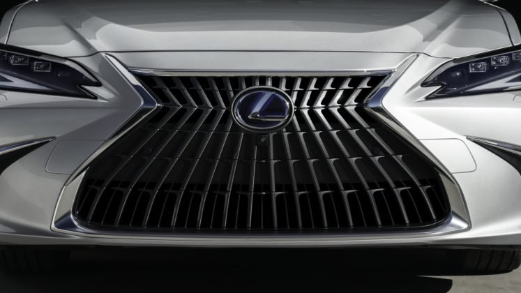 ext-lexus-es300h-6-747x420.jpg