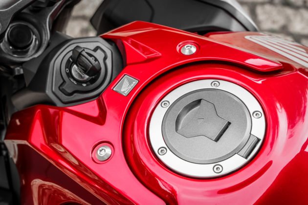 cb-650r-2023-detalhes-verm-11-630x420.jpg