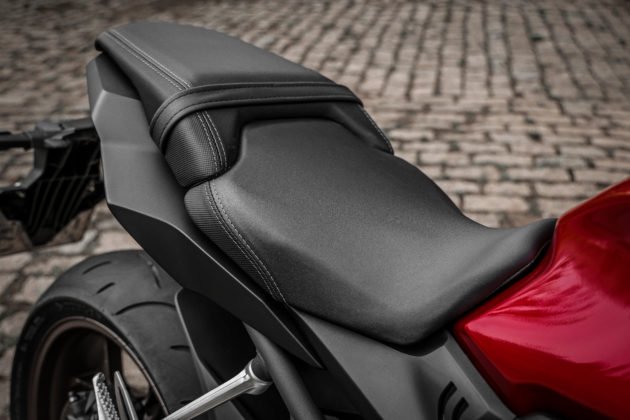 cb-650r-2023-detalhes-verm-6-630x420.jpg