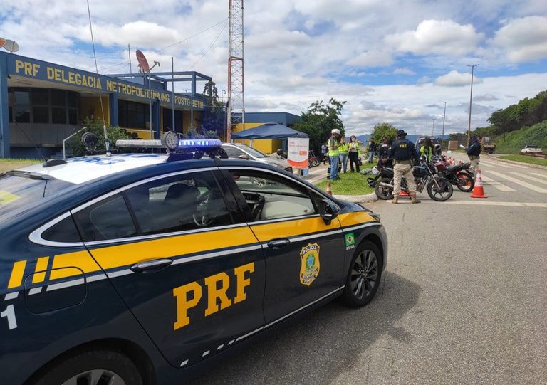Caminhoneiro r guia veículo rebaixado e ilegal: 'PRF faz festa