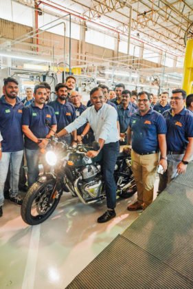 bgr-ceo-mundial-da-royal-enfield-junto-a-funcionarios-da-linha-de-montagem-da-royal-enfield-em-manaus-281x420.jpg