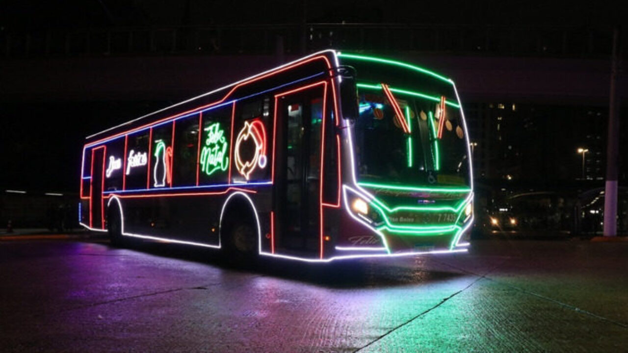 Ônibus iluminados e gratuitos de SP levam à árvore de Natal do Ibirapuera