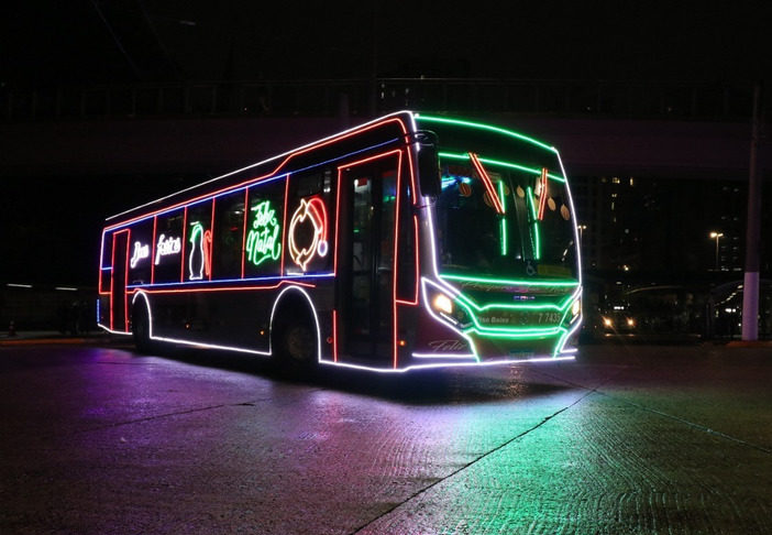 Ônibus iluminados e gratuitos de SP levam à árvore de Natal do Ibirapuera