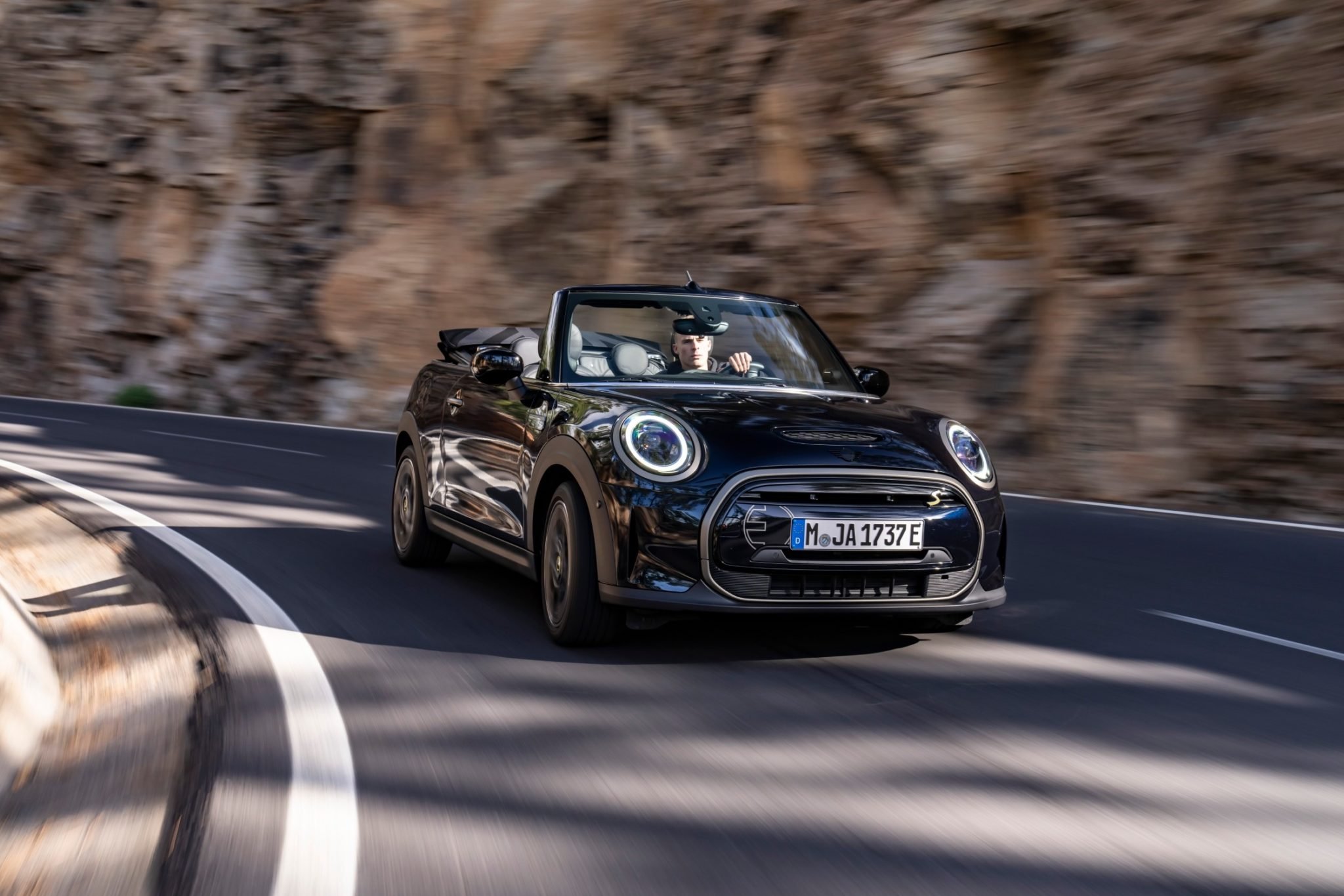 Mini Cooper elétrico ganha versão conversível e limitada; conheça