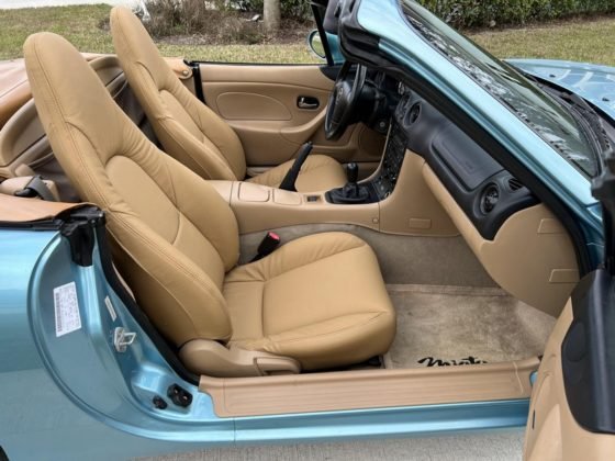 Mazda Miata 2001 com propulsor V8