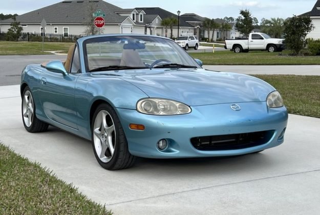 Mazda Miata com motor V8 Chevrolet