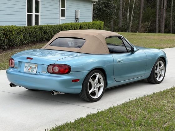 Mazda Miata 2001 com propulsor V8