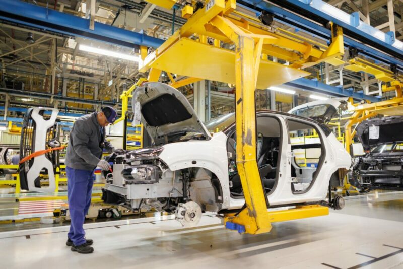 Produção de carros cai 3% ante junho em função dos estoques, diz Anfavea