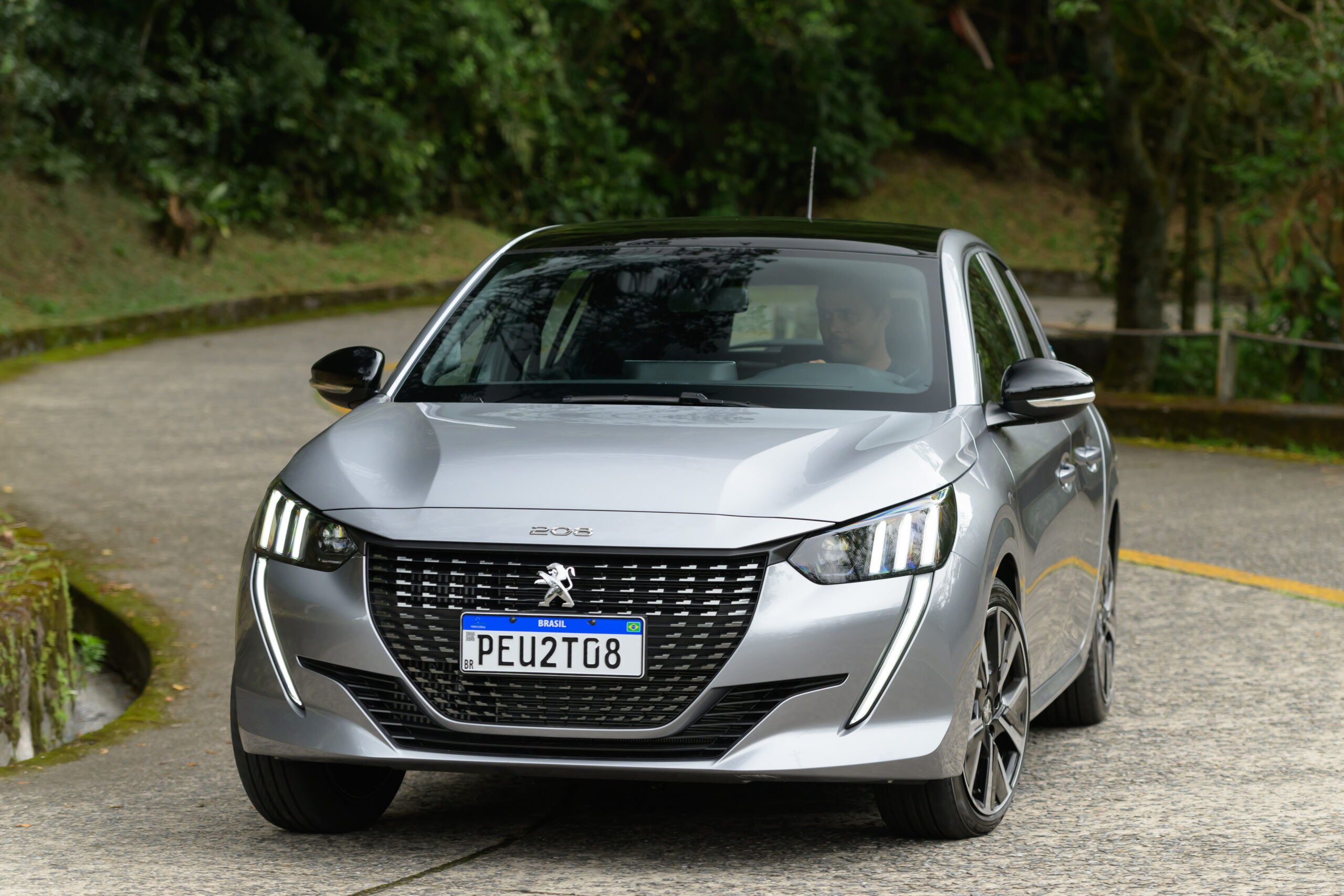 Nova moto da Peugeot tem desenho futurista e detalhe de 208