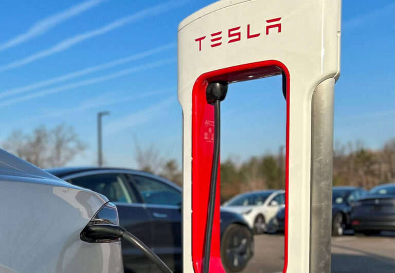 Tesla: como foram as demissões em massa de Elon Musk na equipe do Supercharger