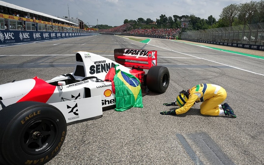 Vídeo: Por que Vettel também exibiu a bandeira da Áustria enquanto pilotava carro de Senna em Ímola