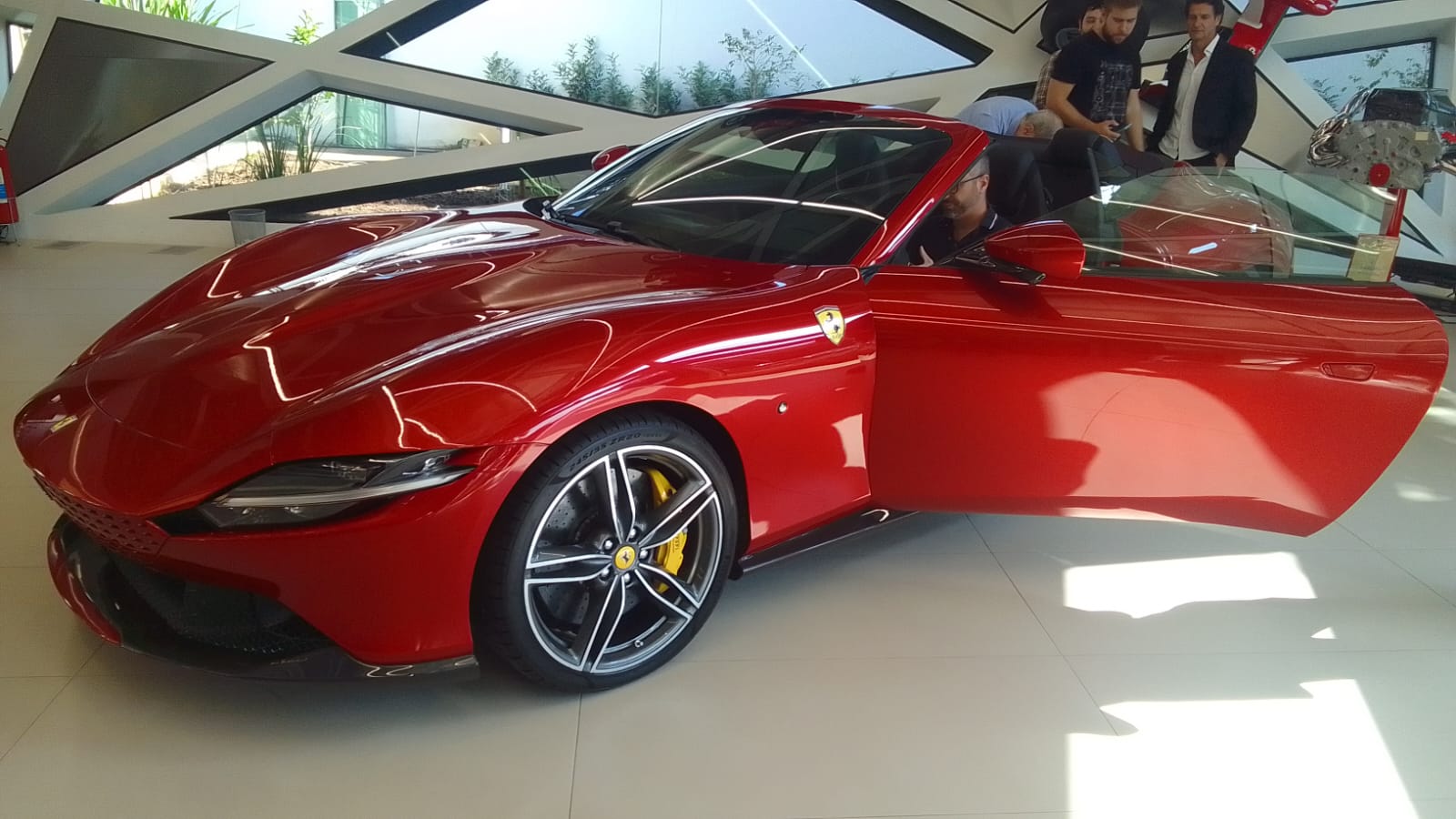 Ferrari Roma Spider chega ao Brasil por R$ 3,95 milhões