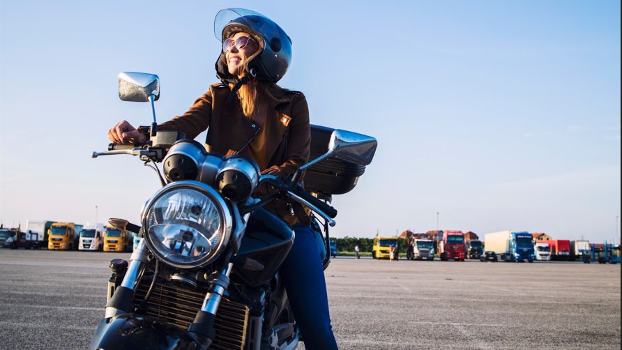 Aumento das mulheres habilitadas: como esse movimento tem impactado o mercado de motos no Brasil