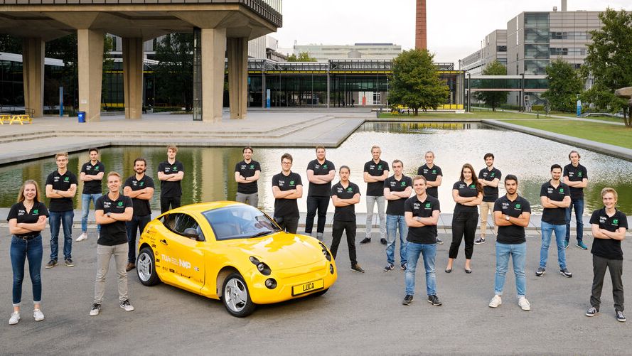 Estudantes da Universidade de Einhoven e o Luca, carro elétrico feito com resíduos plásticos reciclados