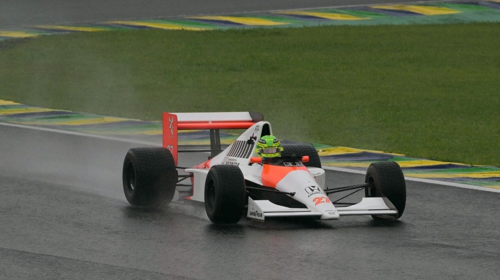 Lewis Hamilton dirige carro de Ayrton Senna (Foto: NELSON ALMEIDA / AFP)