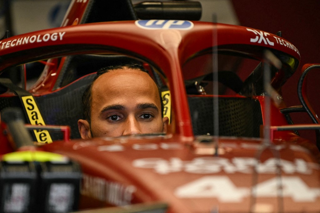 O piloto britânico da Ferrari, Lewis Hamilton, entra em seu carro antes da segunda sessão de treinos do Grande Prêmio da Austrália de Fórmula 1 no Circuito Albert Park, em Melbourne, em 14 de março de 2025