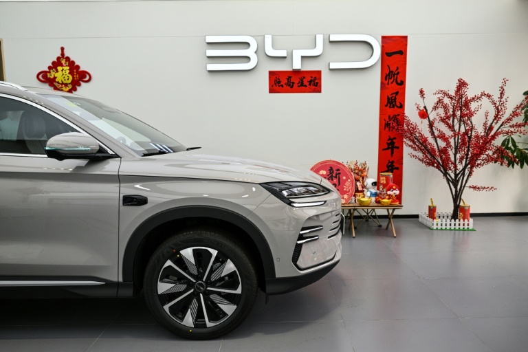 Um veículo elétrico BYD Plus DM-i em concessionária da empresa em Jing'an, Xangai