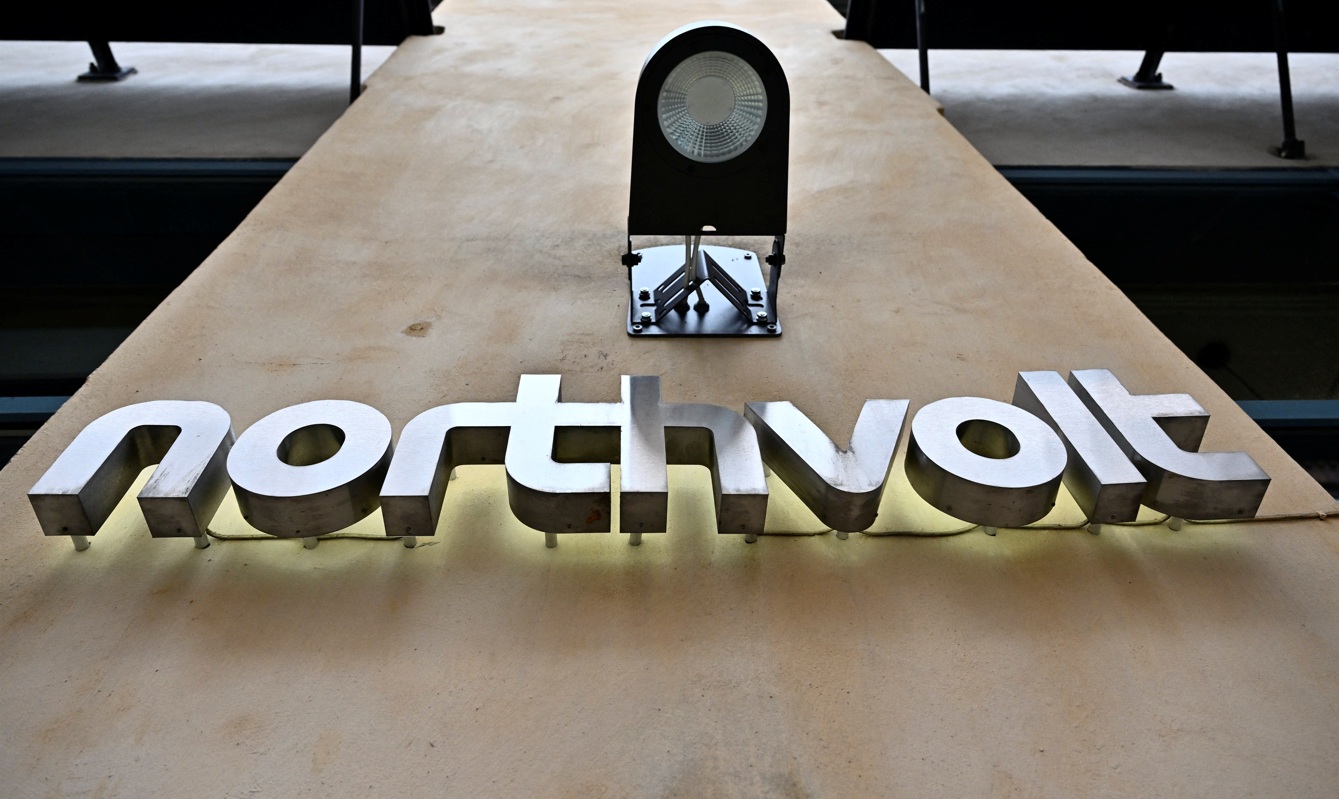 O logotipo da Northvolt é exibido no escritório do fabricante de baterias, após o anúncio de falência da empresa, em Estocolmo, Suécia, em 12 de março de 2025