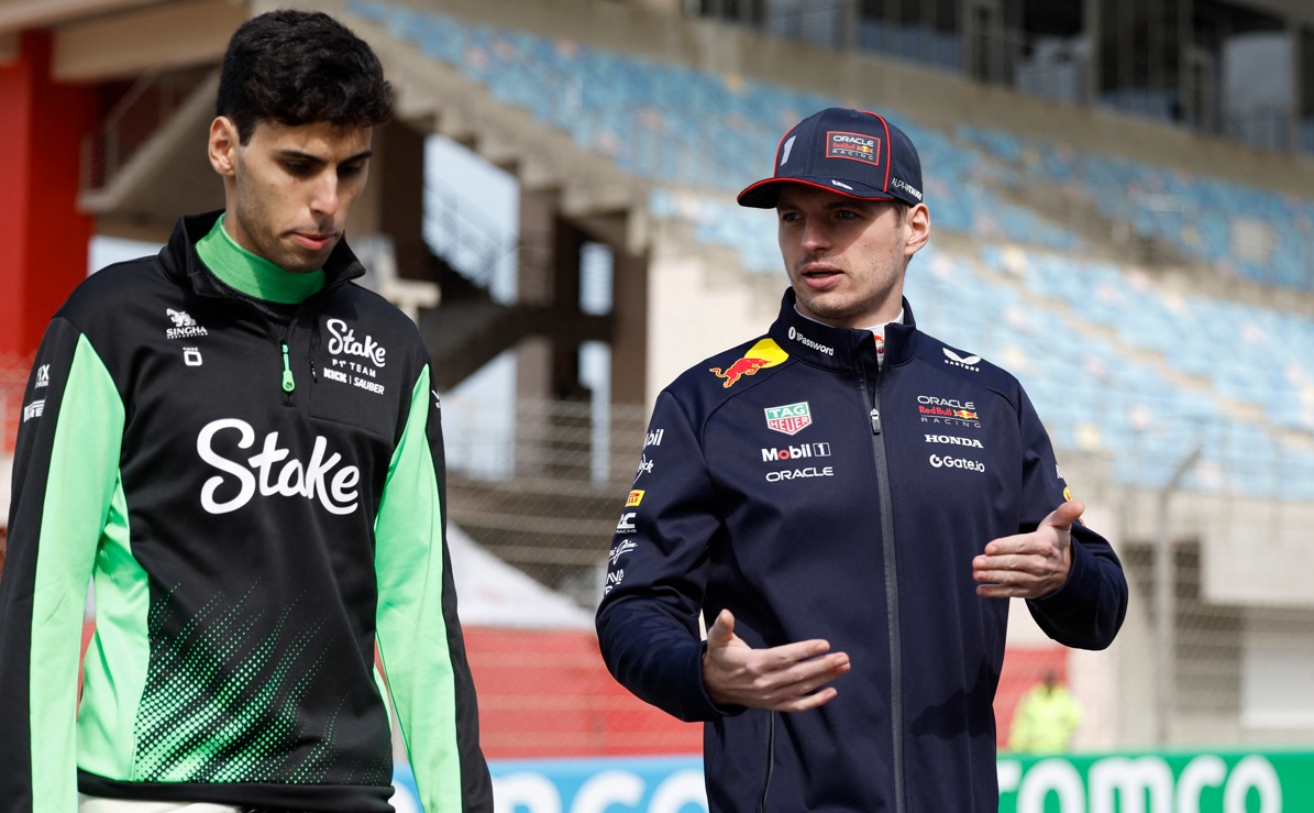 Testes de pré-temporada - Circuito Internacional do Bahrein, Sakhir, Bahrein - 26 de fevereiro de 2025 Max Verstappen da Red Bull com Gabriel Bortoleto da Sauber antes dos testes