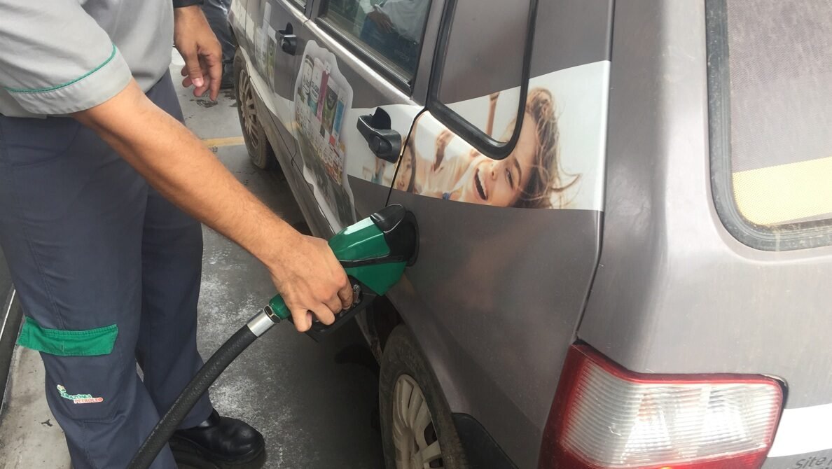Frentista abastece carro com etanol em posto de combustível em Cuiabá 02/10/2019 preço