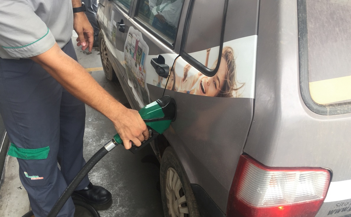 Frentista abastece carro com etanol em posto de combustível em Cuiabá 02/10/2019