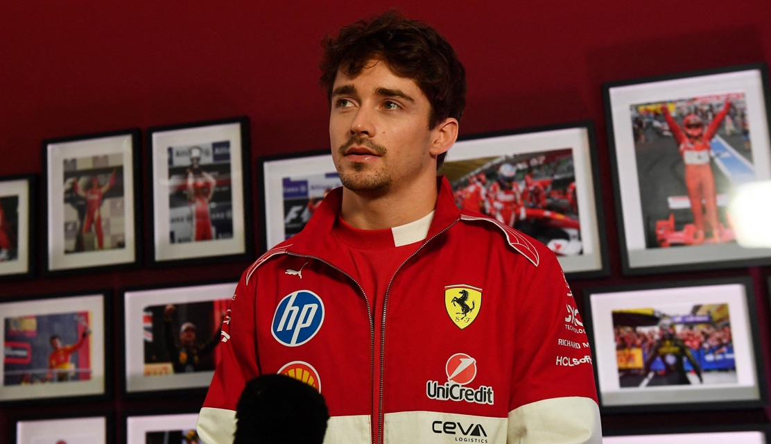 Scuderia Ferrari e Puma celebram 20 anos de colaboração - Maranello, Itália - 4 de março de 2025 O piloto da Ferrari, Charles Leclerc, durante o evento para celebrar os 20 anos de colaboração entre a Scuderia Ferrari e a Puma