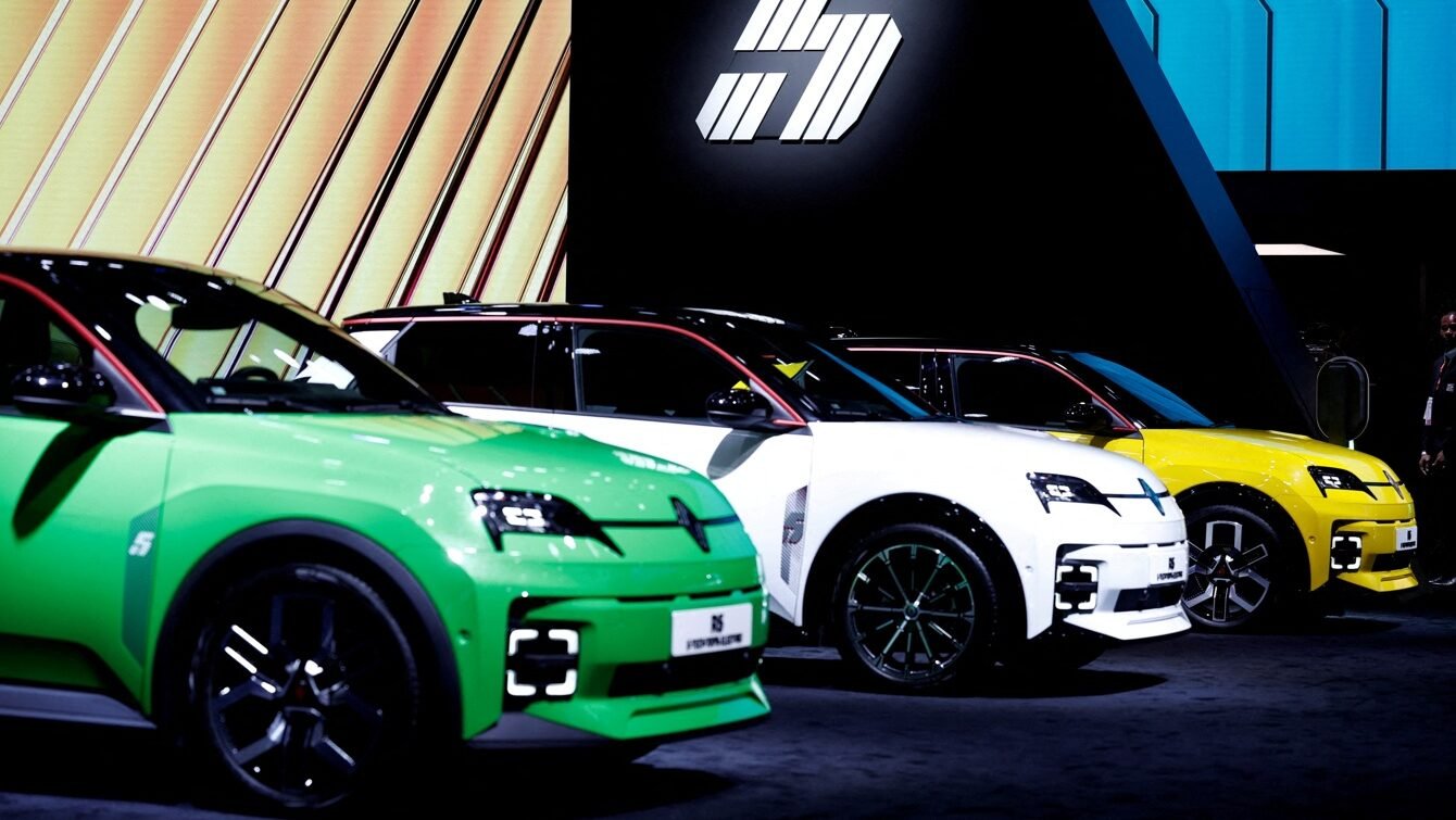 Carros 100% elétricos da Renault são exibidos no Salão do Automóvel de Paris de 2024 14/10/2024