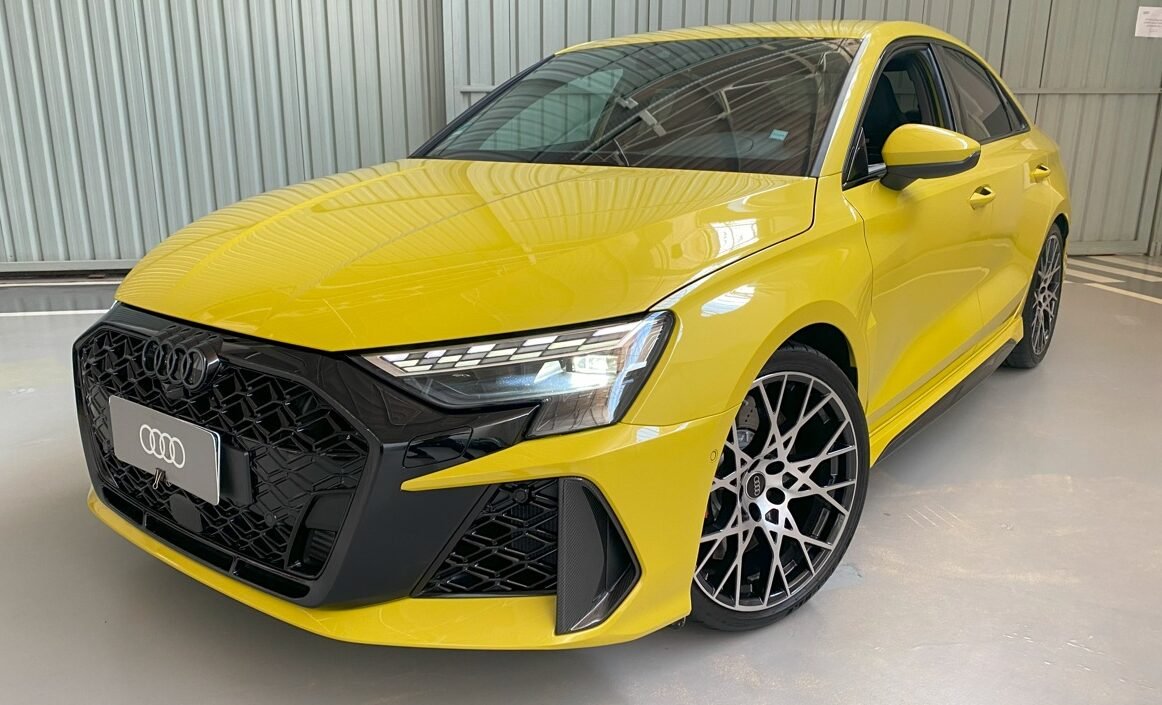 Audi RS 3 chega às lojas após 7 anos fora do Brasil e parte de R$ 660 mil; vale a pena?